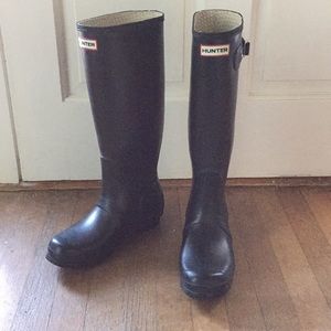 Black Original Tall Hunter Rain Boots.